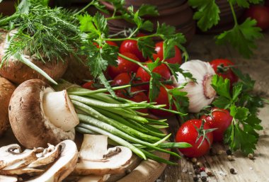 Taze bahar sebzeleri, yabani sarımsak, kahverengi mantar, taze onu