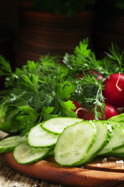 Taze salatalık dilimleri, maydanoz, ahşap arka plan üzerinde dereotu
