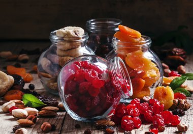 Cam bir kavanozda kurutulmuş kiraz