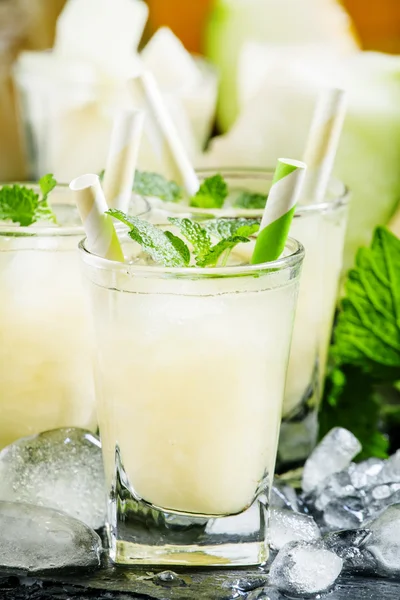 Прохладный летний сок дыни со льдом и мятой — стоковое фото