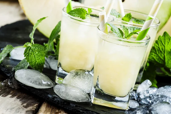 Cool summer juice of melon with ice and mint — ストック写真