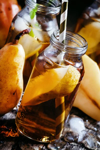 Succo di pera freddo con cannucce — Foto Stock