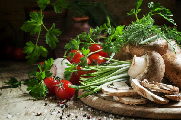 Verdure fresche primaverili, aglio selvatico, funghi marroni, freschi — Foto Stock