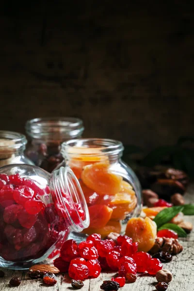 Cam bir kavanozda kurutulmuş kiraz — Stok fotoğraf