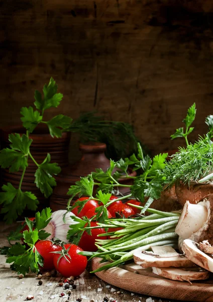 Legumes frescos da primavera, alho selvagem, cogumelos marrons, fresco ela — Fotografia de Stock