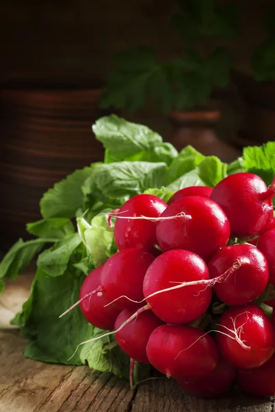 Rabanete vermelho fresco no feixe com folhas — Fotografia de Stock