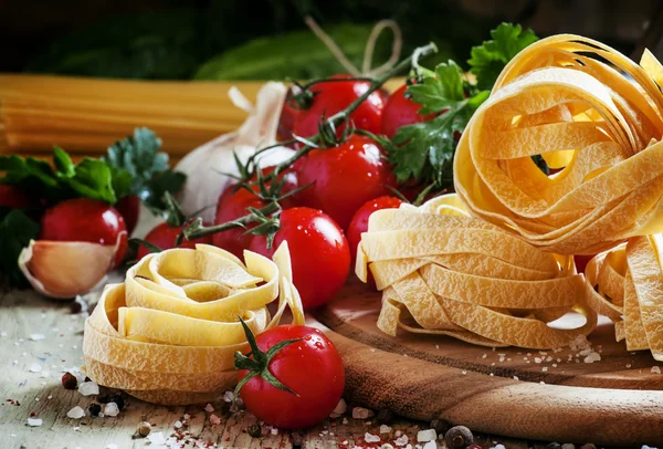 Dry Italian pasta fettuccine in the form of nests — Stock Photo, Image