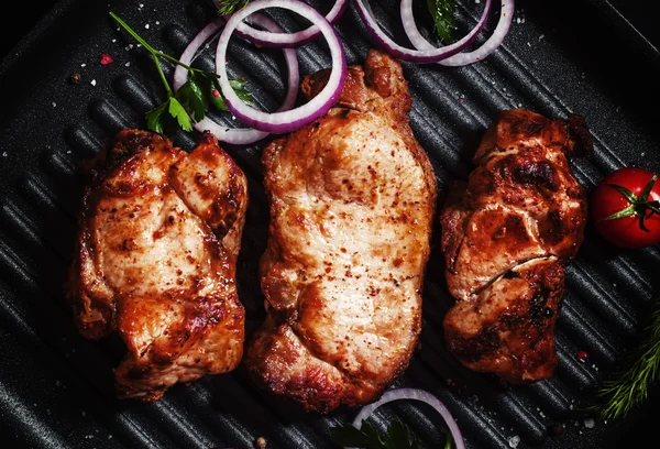 Gebratenes Rindersteak mit Gemüse auf dem Grill — Stockfoto