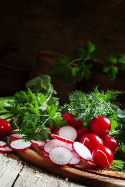 Koyu ahşap arka plan üzerinde taze turp dilimleri