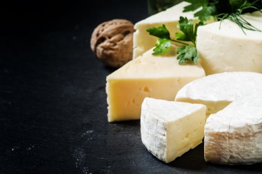 Koyu bir arka plan üzerinde Peynir Çeşitleri