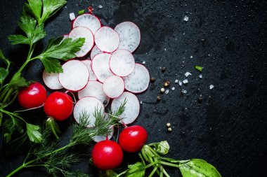 Dilimlenmiş turp, maydanoz, dereotu, tuz ve baharatlar 