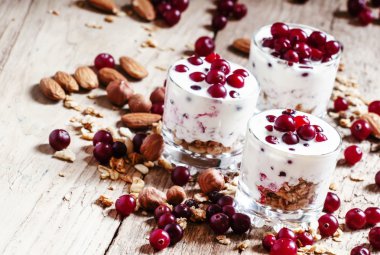Fırında buğday gevreği, yoğurt, kızılcık ve fındık ile sağlıklı kahvaltı