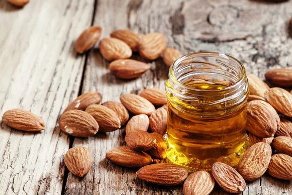 Aceite de almendra dulce, primera extracción, en un pequeño frasco de vidrio —  Fotos de Stock