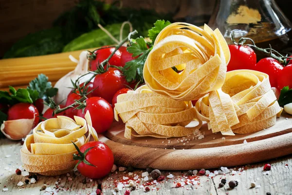 Macarrão italiano seco fettuccine na forma de ninhos — Fotografia de Stock