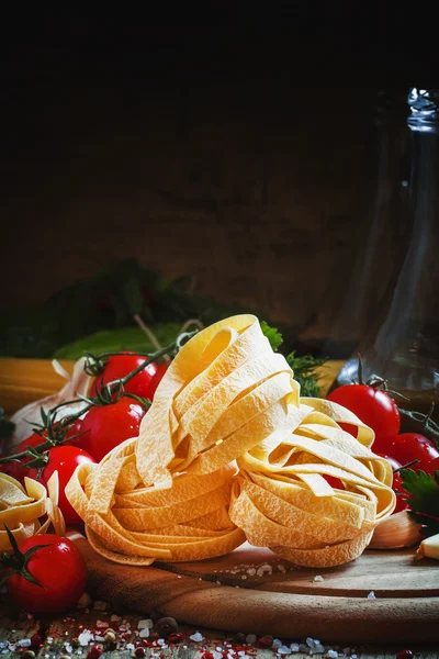 Macarrão italiano seco fettuccine na forma de ninhos — Fotografia de Stock