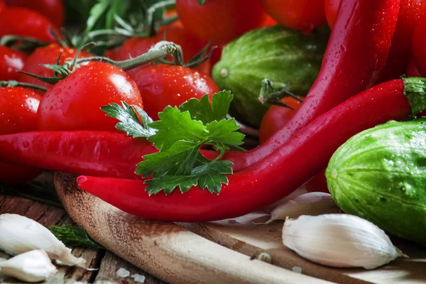 Червоний гострий перець з весняними овочами — стокове фото