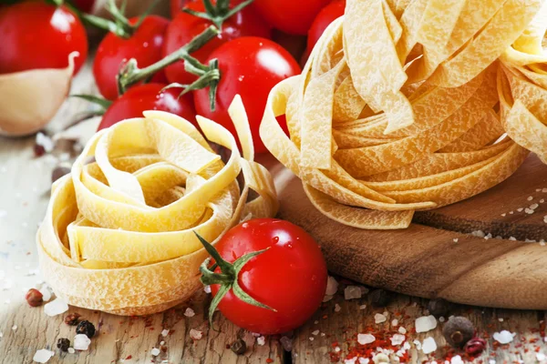 Fettuccine secche di pasta italiana sotto forma di nidi — Foto Stock