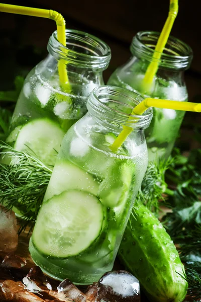 Refrescante bebida fría de pepino y hierbas en botellas de vidrio —  Fotos de Stock