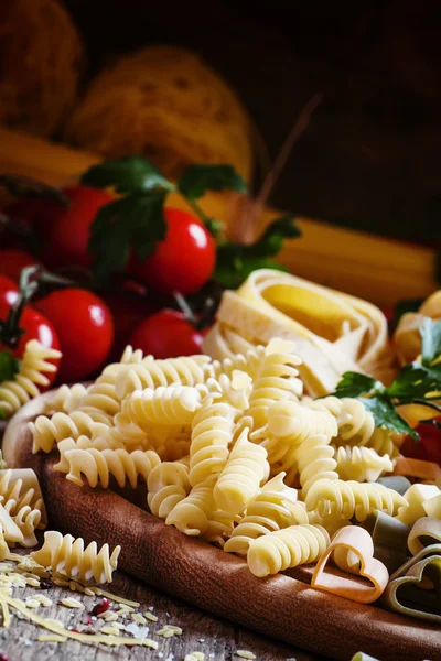 Cucina italiana: pasta spiralina, erbe aromatiche, pomodori — Foto Stock