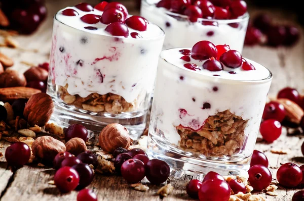 Hälsosam frukost med bakade veteflingor, yoghurt, tranbär och nötter — Stockfoto