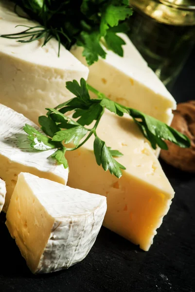 暗い背景にチーズの盛り合わせ — ストック写真