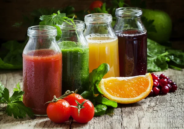 Flaskor med färska juicer från frukter och grönsaker — Stockfoto