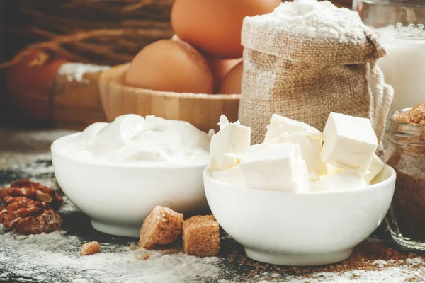 Ingrediënten voor het bakken in een landelijke stijl — Stockfoto