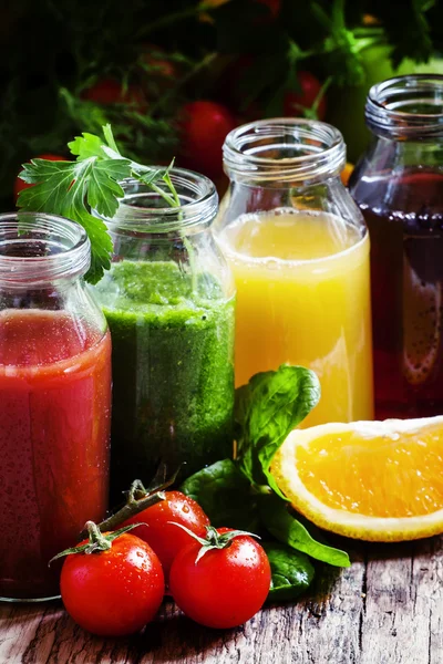 Bouteilles de jus frais de fruits et légumes — Photo