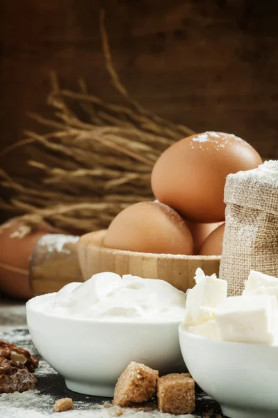 Ingrediënten voor het bakken in een landelijke stijl — Stockfoto