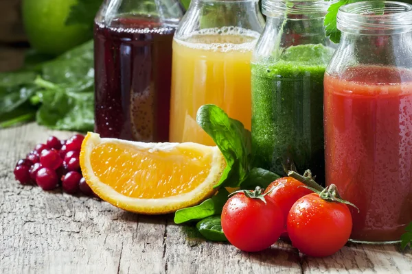 Бутылки со свежими соками из фруктов и овощей — стоковое фото