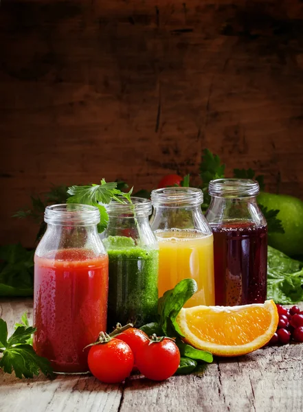 Botellas con zumos frescos de frutas y verduras — Foto de Stock