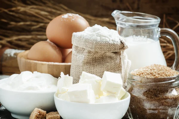 Ingrediënten voor het bakken in een landelijke stijl — Stockfoto