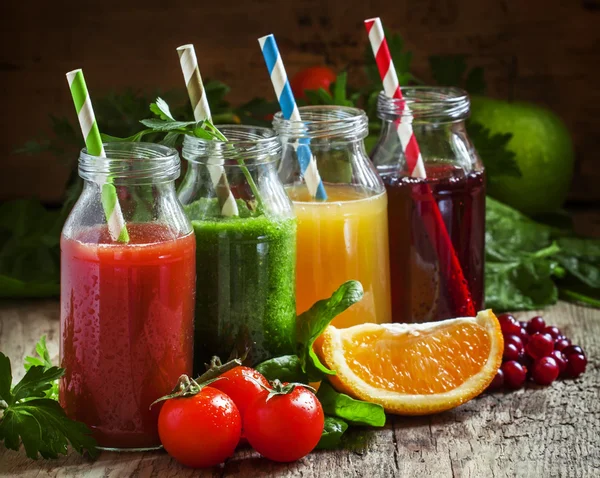 Пляшки зі свіжими соками з фруктів та овочів Стокове Зображення