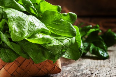 Hasır sepet içinde taze organik ıspanak 