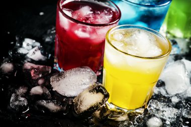 Alkollü kokteyl koyu arka plan üzerinde kırılmış buz ile