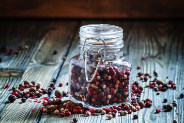 Bir kavanoz içinde biber beş çeşit, karanlık görüntü tonda.