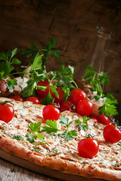 Pizza com carne de frango e cogumelos — Fotografia de Stock