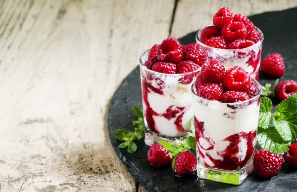 Helado de frambuesa, bayas y menta —  Fotos de Stock