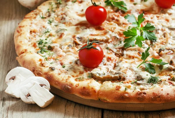 Pizza z mięsem kurczaka i pieczarek — Zdjęcie stockowe