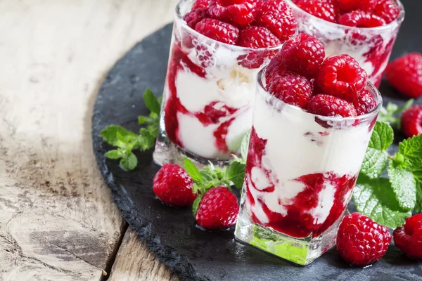 Raspberry ice cream, berries and mint — Stock Photo, Image