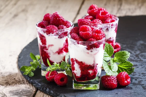 Crème glacée framboise, baies et menthe — Photo