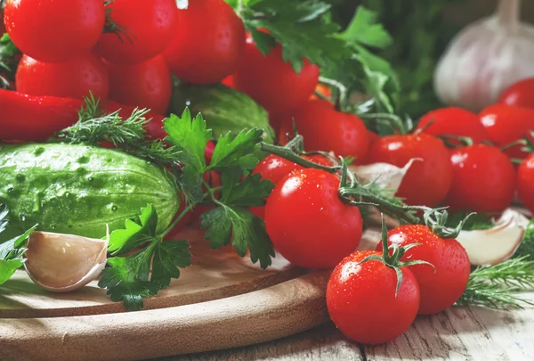 Pomodori ciliegini freschi con verdure primaverili ed erbe aromatiche — Foto Stock