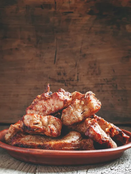 Dönerstücke, gegrillt, auf einer Tonschüssel — Stockfoto