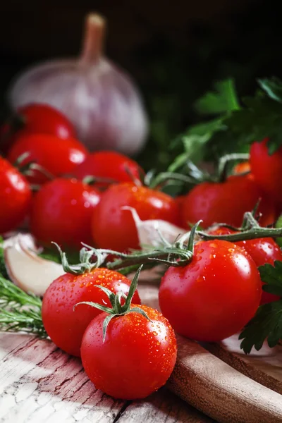 Свіжі вишневі помідори з весняними овочами та травами — стокове фото