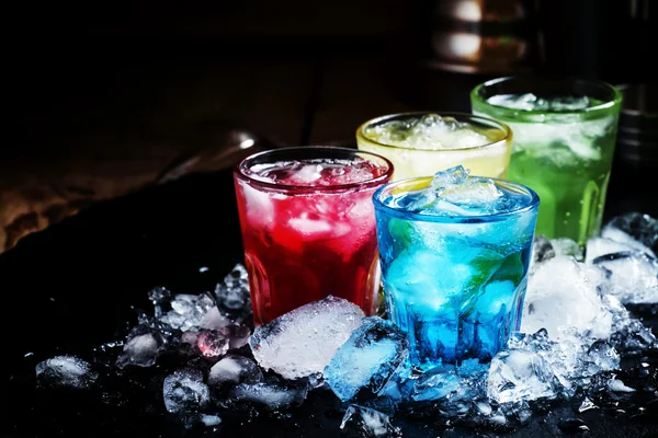 Alkoholischer Cocktail mit Crushed Ice auf dunklem Hintergrund — Stockfoto