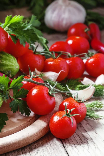 Pomodori ciliegini freschi con verdure primaverili ed erbe aromatiche — Foto Stock