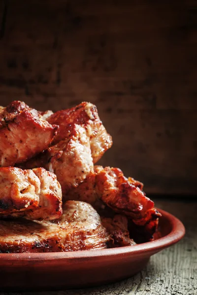 Trozos de shish kebab, a la parrilla, en un plato de barro — Foto de Stock