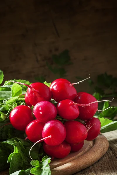 Mazzo di ravanelli rossi su un tagliere — Foto Stock