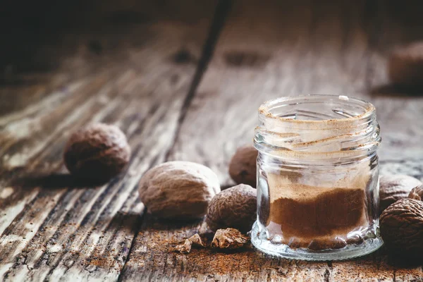 Gemahlene oder ganze Muskatnuss — Stockfoto