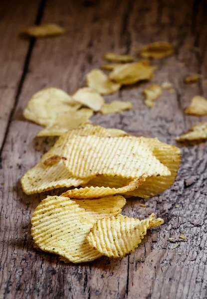 Kartoffelchips, ungesunde Lebensmittel — Stockfoto